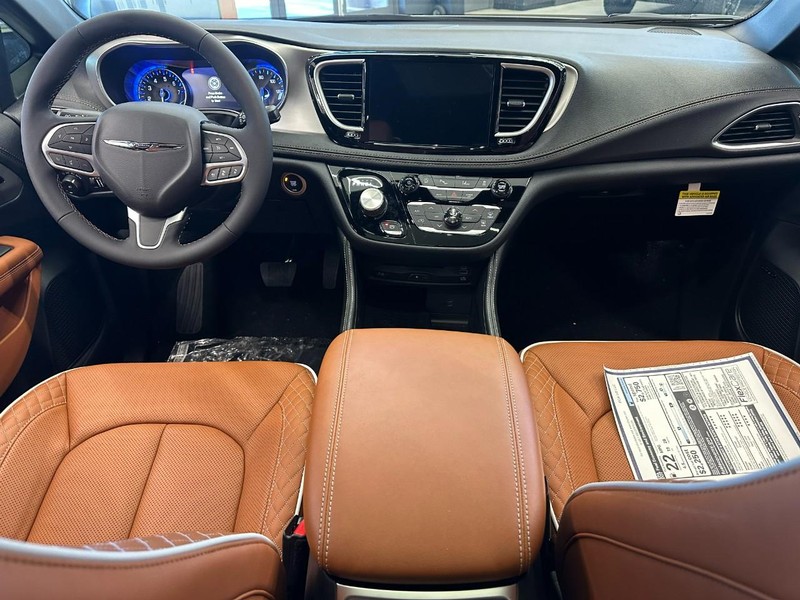 Chrysler Pacifica Vehicle Full-screen Gallery Image 9