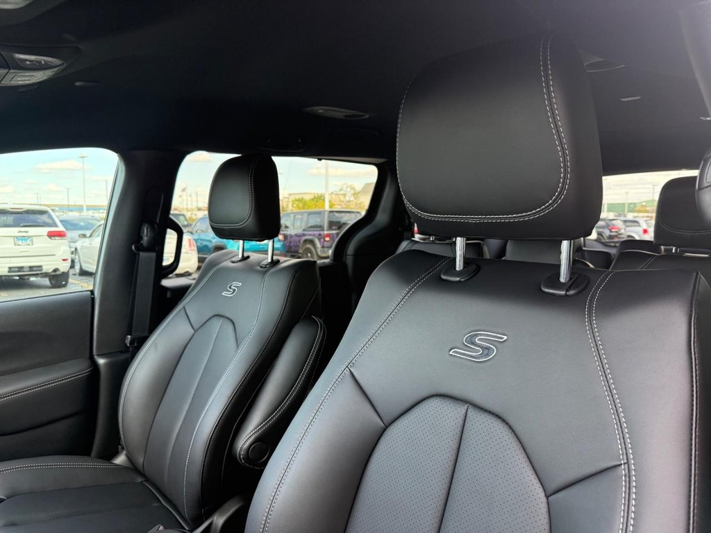 Chrysler Pacifica Vehicle Full-screen Gallery Image 5