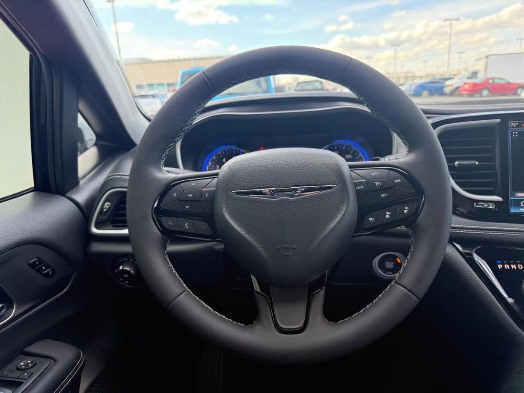 Chrysler Pacifica Vehicle Full-screen Gallery Image 13