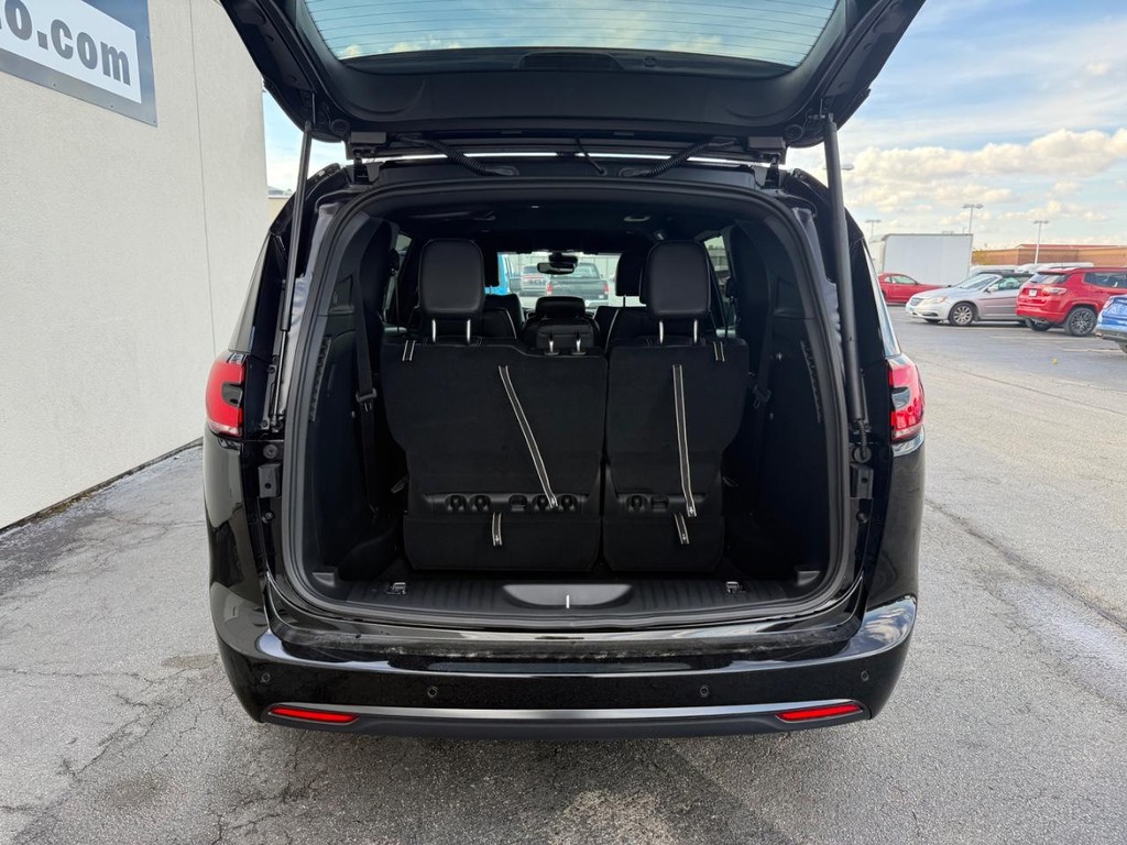 Chrysler Pacifica Vehicle Full-screen Gallery Image 15