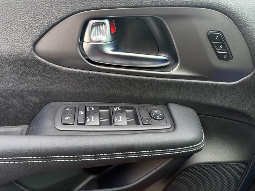 Chrysler Pacifica Vehicle Full-screen Gallery Image 4