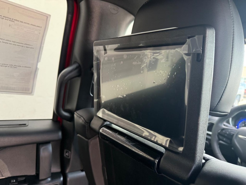 Chrysler Pacifica Vehicle Full-screen Gallery Image 12