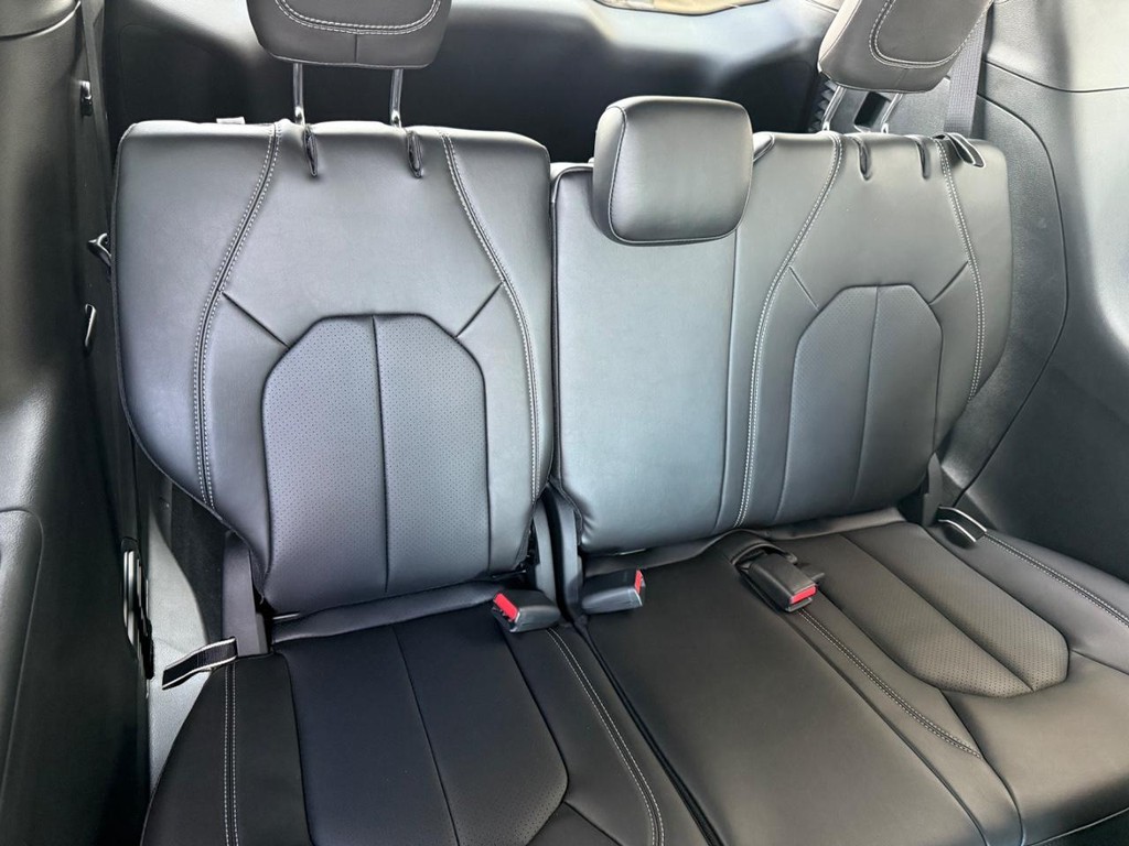 Chrysler Pacifica Vehicle Full-screen Gallery Image 13