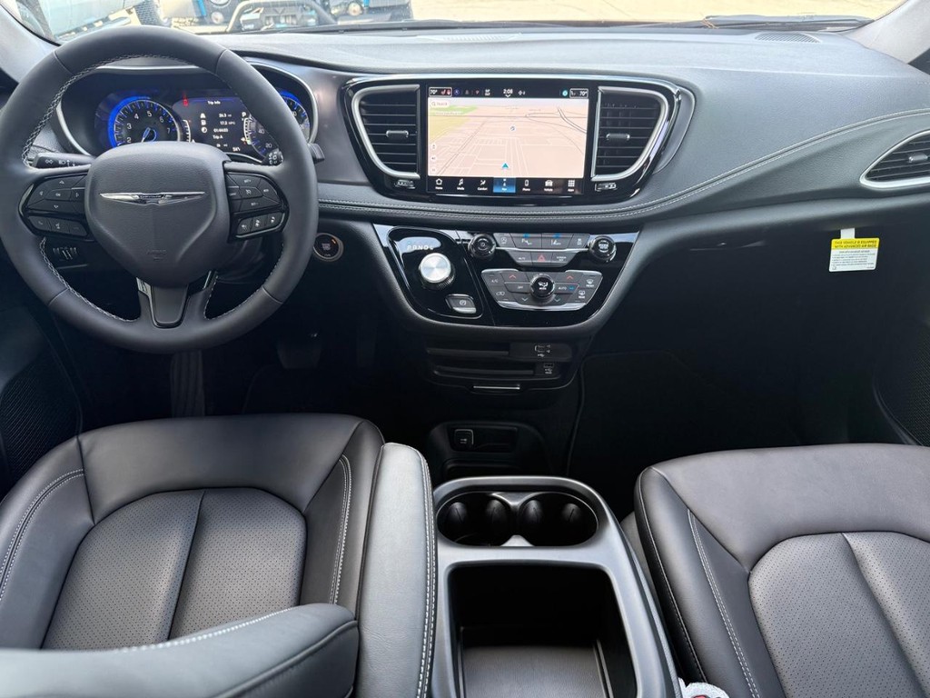 Chrysler Pacifica Vehicle Full-screen Gallery Image 14