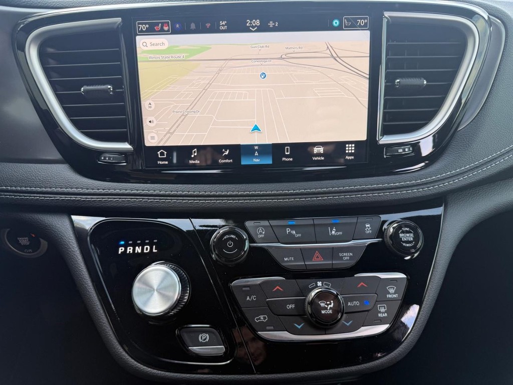 Chrysler Pacifica Vehicle Full-screen Gallery Image 16