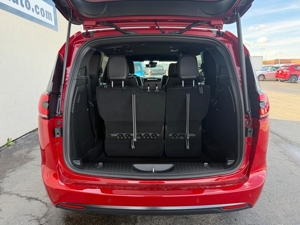 Chrysler Pacifica Vehicle Full-screen Gallery Image 17