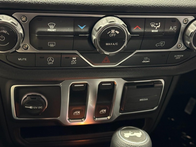 Jeep Wrangler Vehicle Full-screen Gallery Image 12