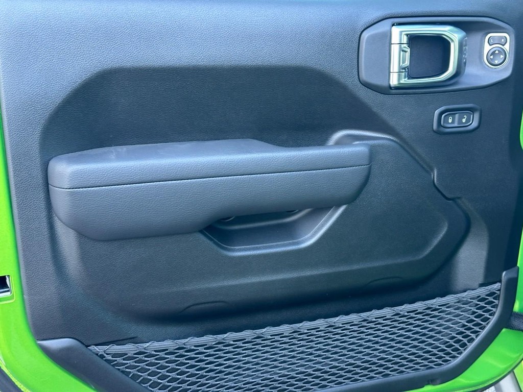 Jeep Wrangler Vehicle Full-screen Gallery Image 8