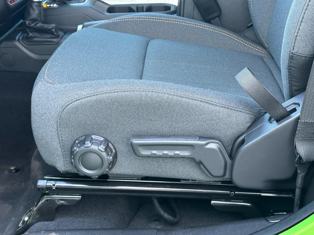 Jeep Wrangler Vehicle Full-screen Gallery Image 9