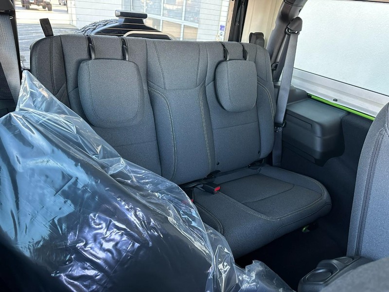 Jeep Wrangler Vehicle Full-screen Gallery Image 4