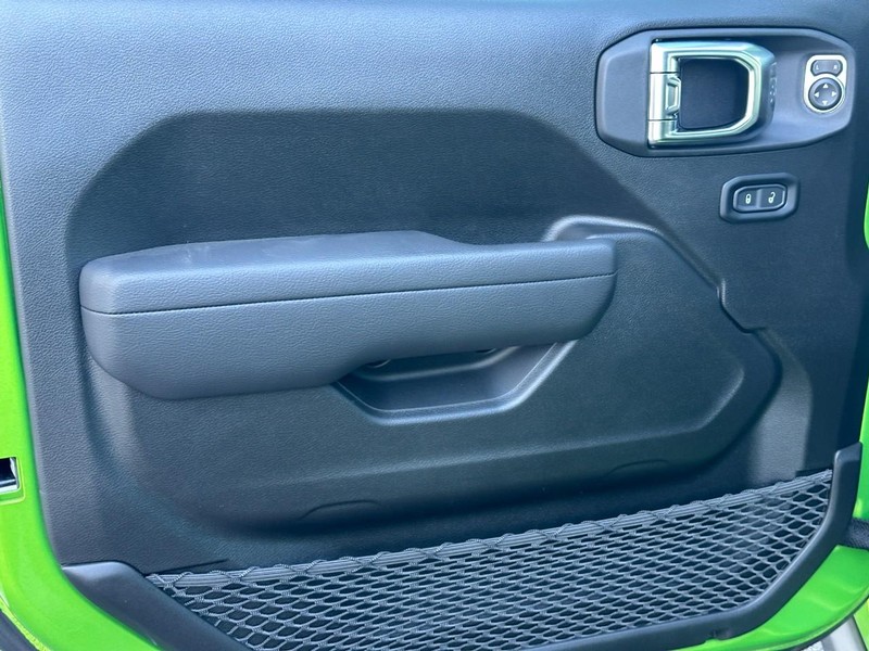 Jeep Wrangler Vehicle Full-screen Gallery Image 8