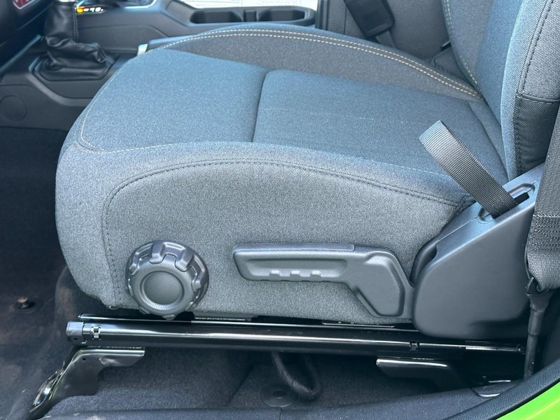 Jeep Wrangler Vehicle Full-screen Gallery Image 9