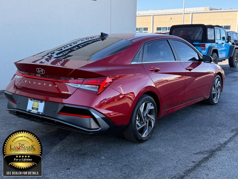 Hyundai Elantra Vehicle Full-screen Gallery Image 3