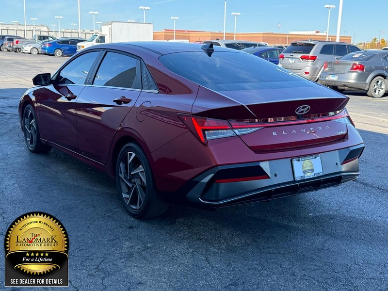 Hyundai Elantra Vehicle Full-screen Gallery Image 6