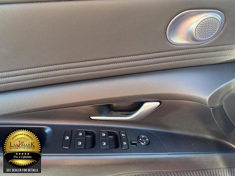 Hyundai Elantra Vehicle Full-screen Gallery Image 8