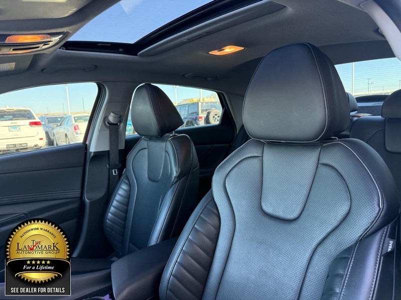 Hyundai Elantra Vehicle Full-screen Gallery Image 9