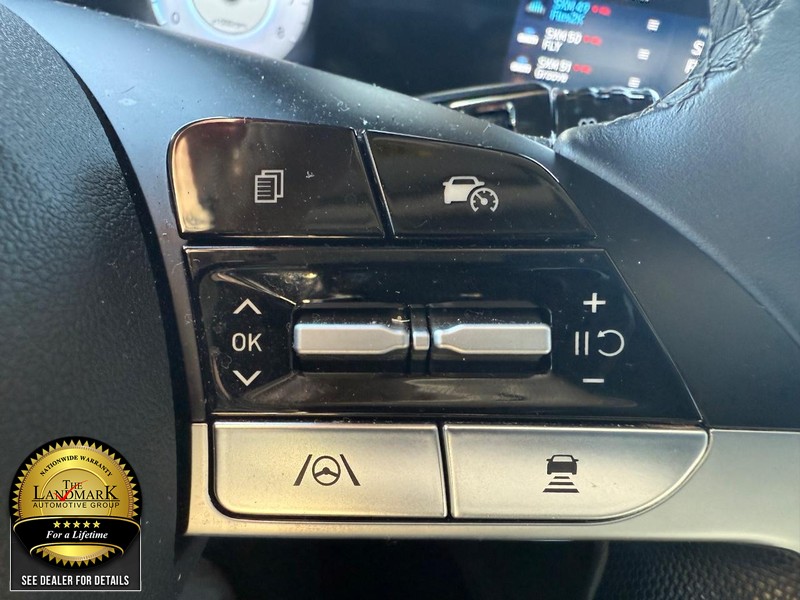 Hyundai Elantra Vehicle Full-screen Gallery Image 11