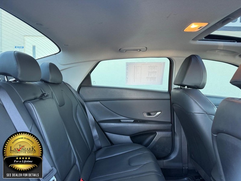 Hyundai Elantra Vehicle Full-screen Gallery Image 16