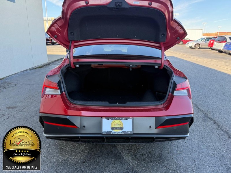 Hyundai Elantra Vehicle Full-screen Gallery Image 20