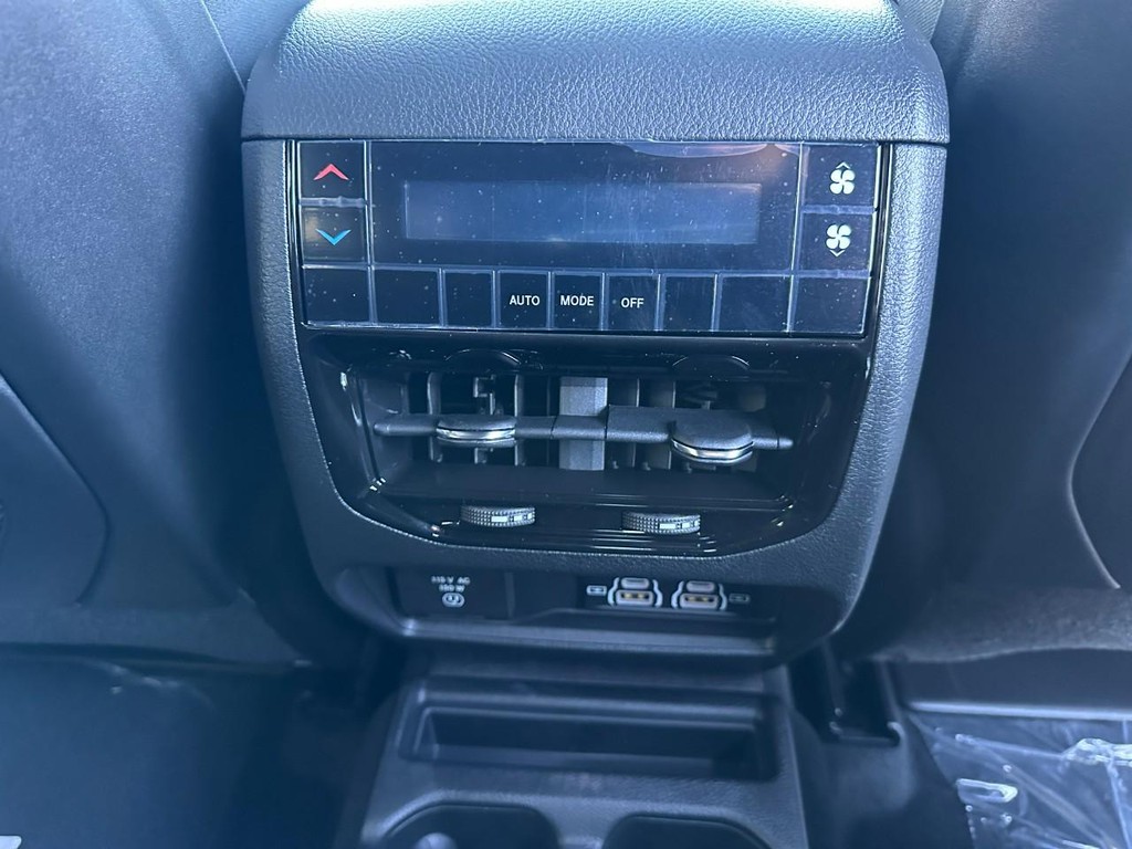 Jeep Grand Cherokee L Vehicle Full-screen Gallery Image 6