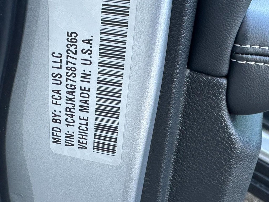 Jeep Grand Cherokee L Vehicle Full-screen Gallery Image 18