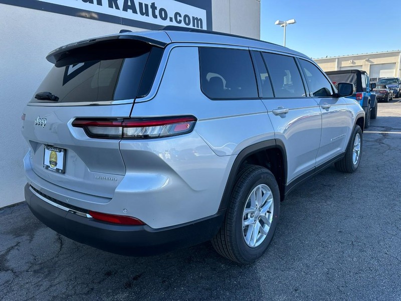 Jeep Grand Cherokee L Vehicle Full-screen Gallery Image 3