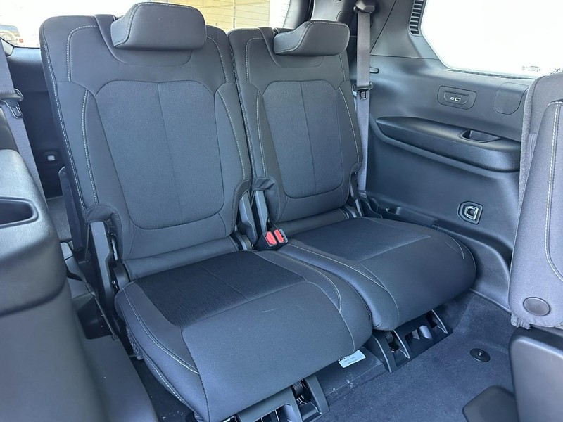 Jeep Grand Cherokee L Vehicle Full-screen Gallery Image 4