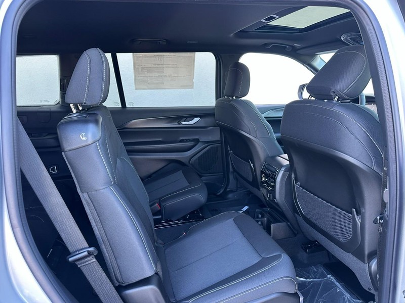 Jeep Grand Cherokee L Vehicle Full-screen Gallery Image 5