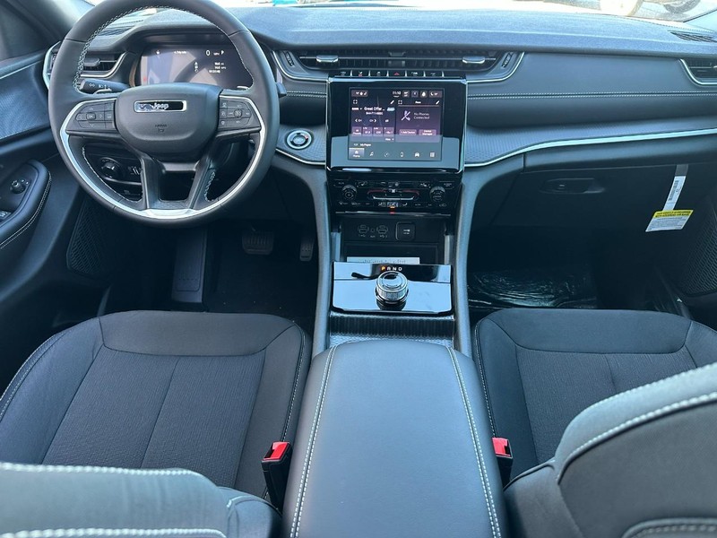 Jeep Grand Cherokee L Vehicle Full-screen Gallery Image 8