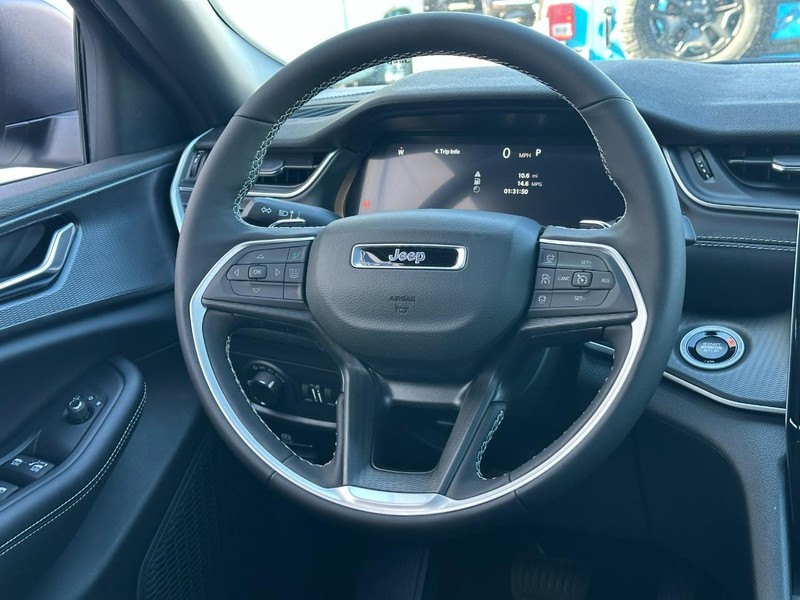 Jeep Grand Cherokee L Vehicle Full-screen Gallery Image 9