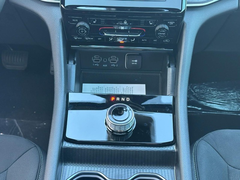 Jeep Grand Cherokee L Vehicle Full-screen Gallery Image 11