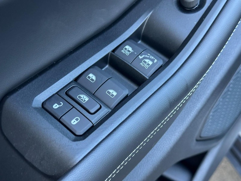 Jeep Grand Cherokee L Vehicle Full-screen Gallery Image 12