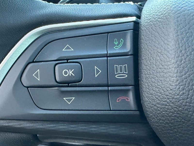 Jeep Grand Cherokee L Vehicle Full-screen Gallery Image 14