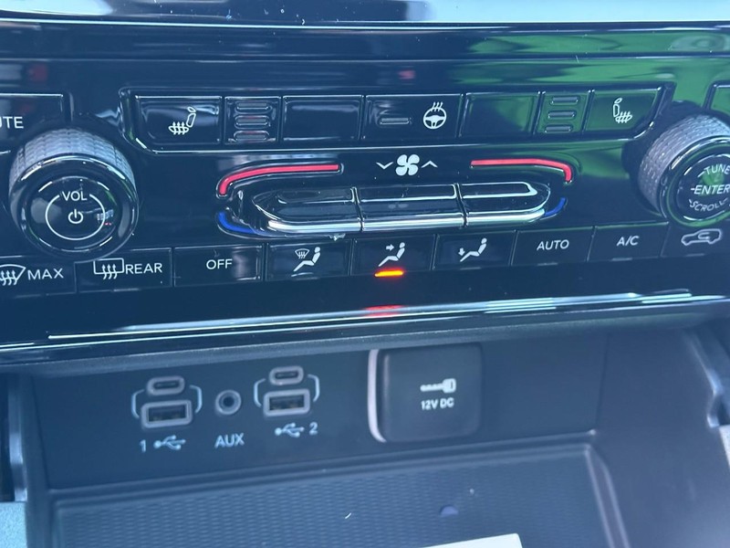 Jeep Grand Cherokee L Vehicle Full-screen Gallery Image 16