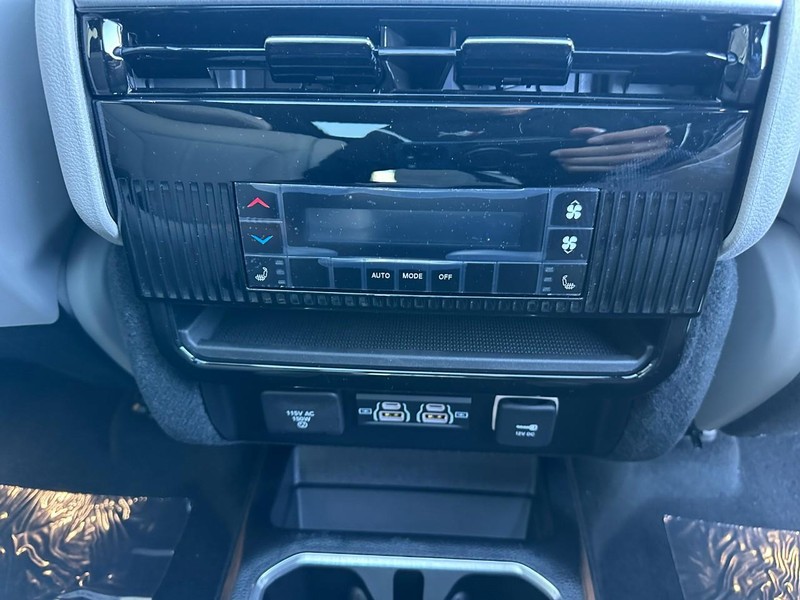 Jeep Wagoneer Vehicle Full-screen Gallery Image 6