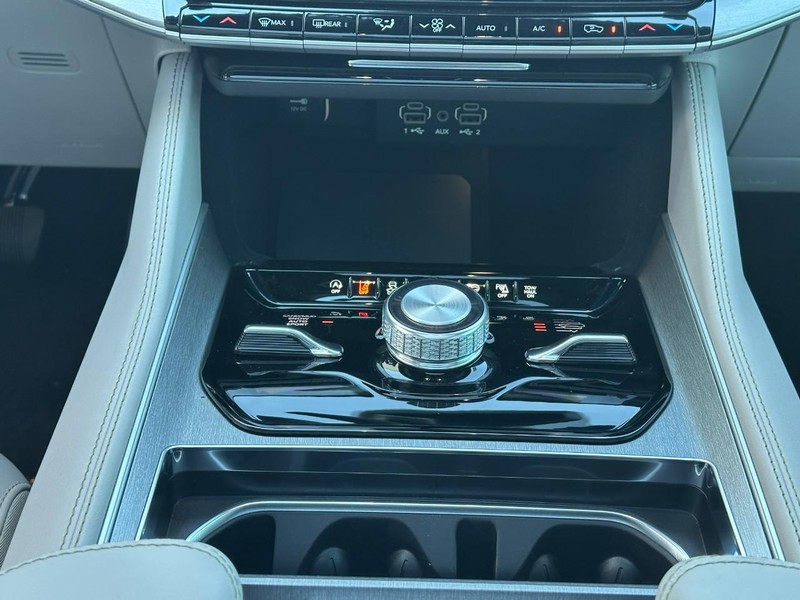 Jeep Wagoneer Vehicle Full-screen Gallery Image 11