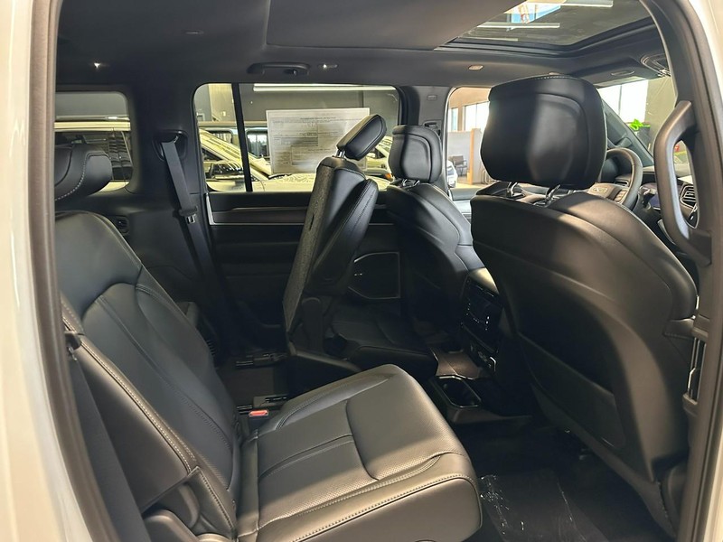 Jeep Wagoneer Vehicle Full-screen Gallery Image 4