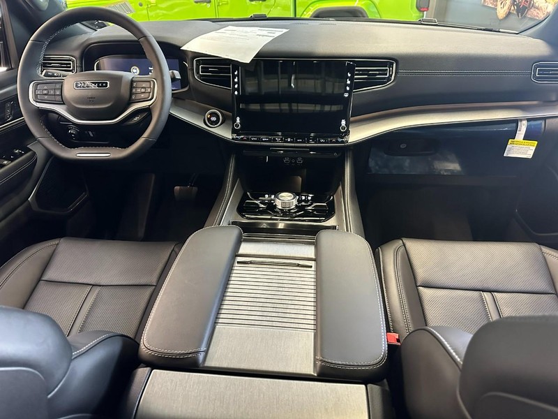 Jeep Wagoneer Vehicle Full-screen Gallery Image 7