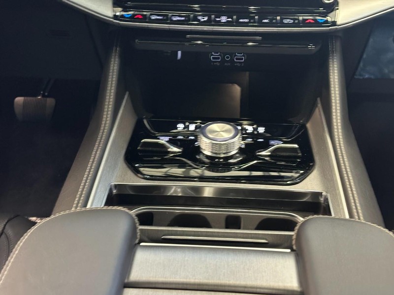 Jeep Wagoneer Vehicle Full-screen Gallery Image 9