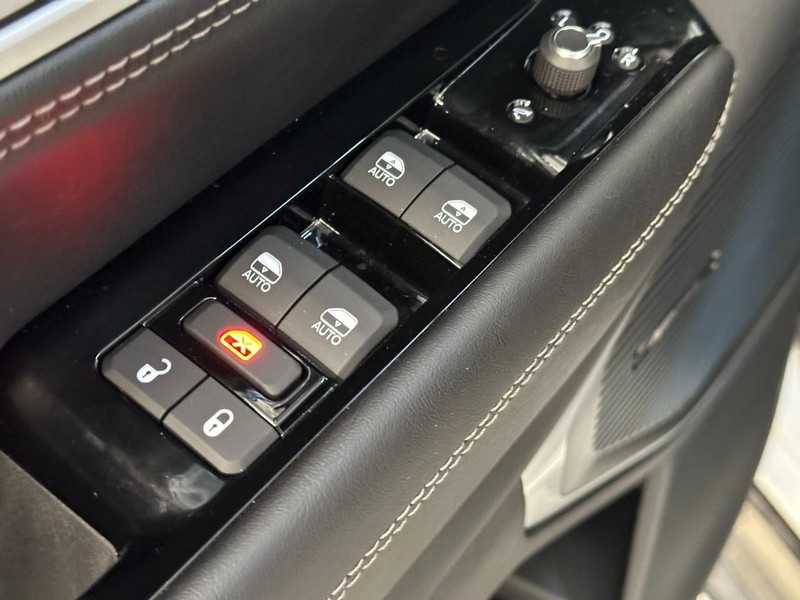 Jeep Wagoneer Vehicle Full-screen Gallery Image 10