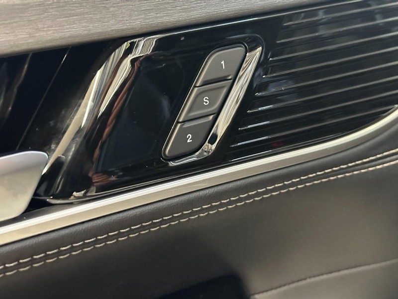 Jeep Wagoneer Vehicle Full-screen Gallery Image 11