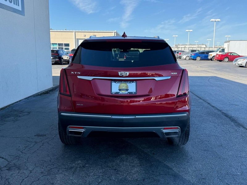 Cadillac XT5 Vehicle Full-screen Gallery Image 07
