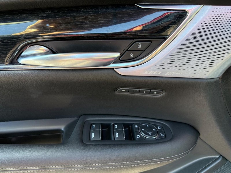 Cadillac XT5 Vehicle Full-screen Gallery Image 08