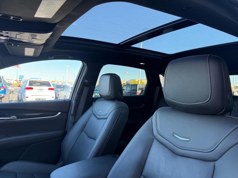 Cadillac XT5 Vehicle Full-screen Gallery Image 09