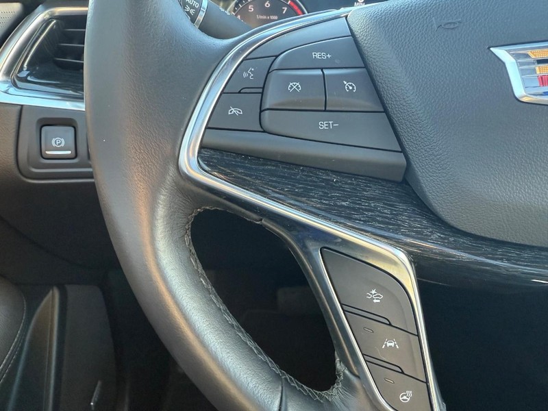 Cadillac XT5 Vehicle Full-screen Gallery Image 10