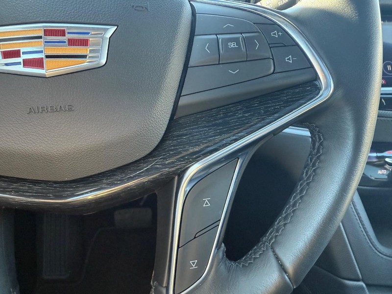 Cadillac XT5 Vehicle Full-screen Gallery Image 11