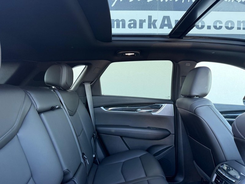 Cadillac XT5 Vehicle Full-screen Gallery Image 17