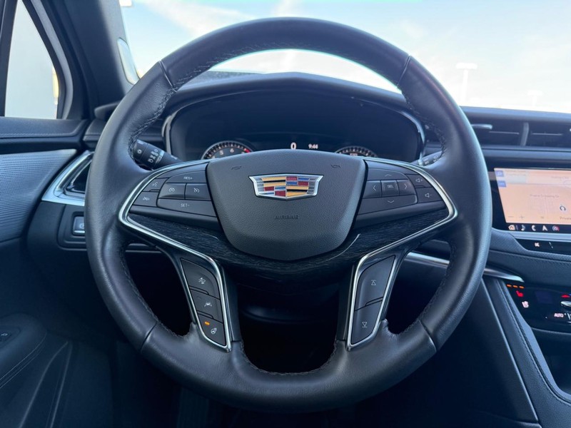 Cadillac XT5 Vehicle Full-screen Gallery Image 20
