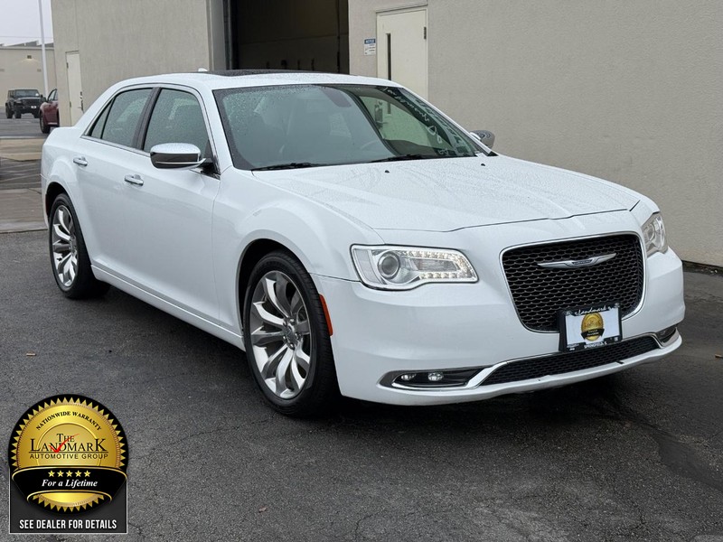Chrysler 300 Vehicle Full-screen Gallery Image 2