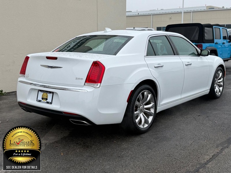 Chrysler 300 Vehicle Full-screen Gallery Image 3